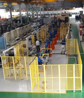 Celda de ensamble en una planta industrial