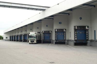 Centro de distribución con andenes de carga