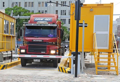 Camión ingresando a una planta por un control de acceso
