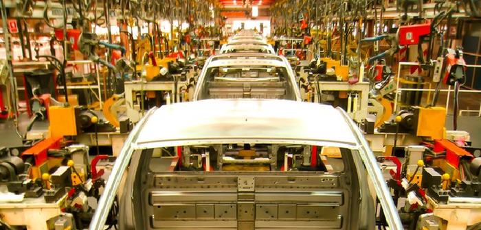 Línea de carrocerías en una planta automotriz