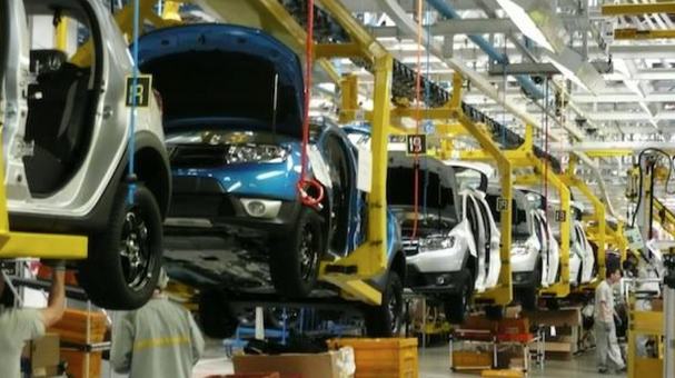 Línea de ensamble de vehículos con transportadores elevados