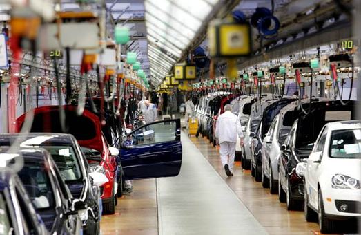 Fila de vehículos en una línea de producción
