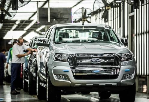 Camioneta pick-up y operarios al final de la línea de ensamble