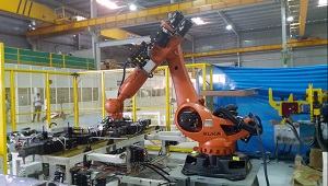 Robot industrial en una celda de ensamble